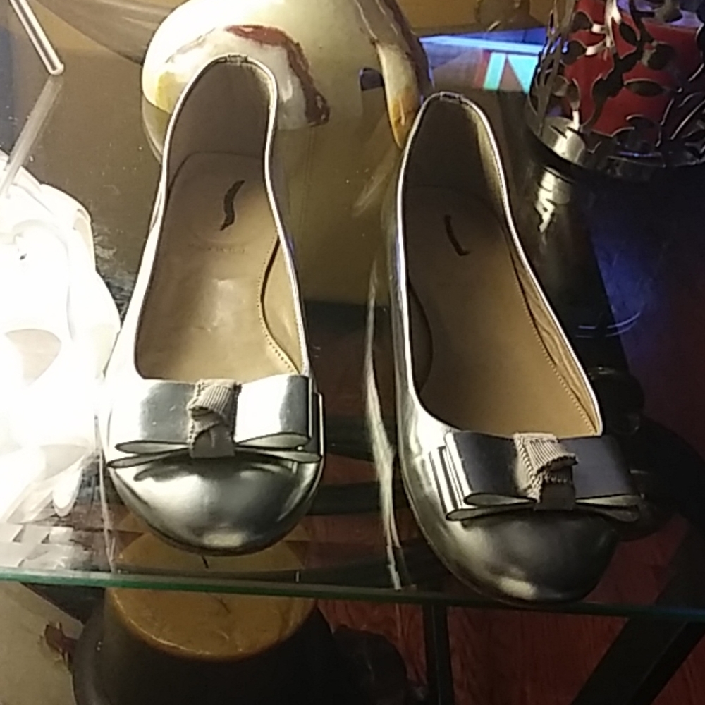 Brand new women metallic silver flat
